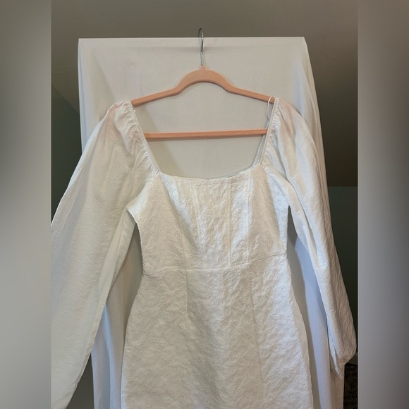 NWT White Bridal Dress with floral imprint, sleeves and small slit size Medium - Picture 11 of 14